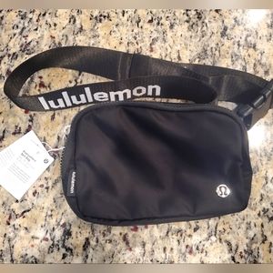 Lululemon Everywhere belt bag